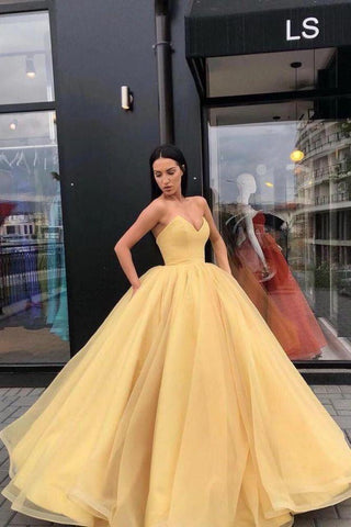 Elegante vestido de gala sin tirantes con escote corazón y largo hasta el suelo