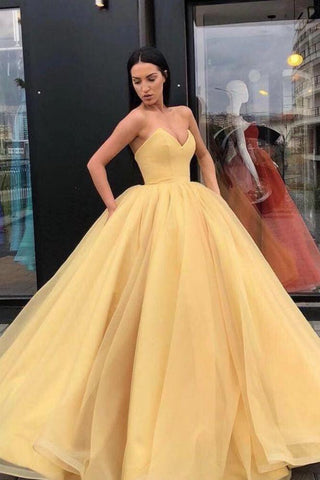 Elegante vestido de gala sin tirantes con escote corazón y largo hasta el suelo