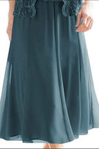 Elegante y precioso vestido de maternidad de corte evasé con encaje y lentejuelas, mangas tres cuartos.
