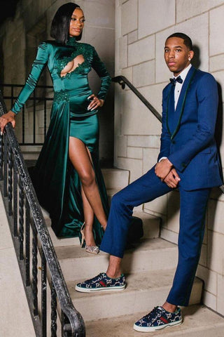 Elegante vestido formal de manga larga con apliques verde oscuro y abertura frontal.