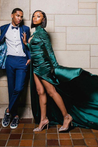 Elegante vestido formal de manga larga con apliques verde oscuro y abertura frontal.