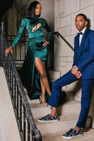 Elegante vestido formal de manga larga con apliques verde oscuro y abertura frontal.