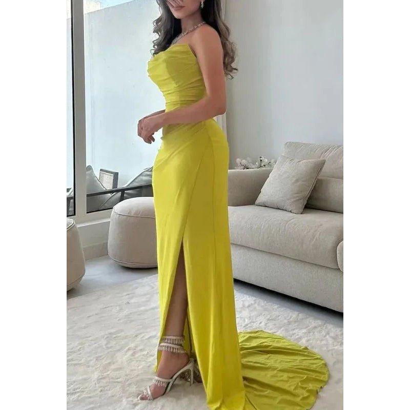 Robe de bal chic et élégante à épaules dénudées, sans manches, froncée et fendue