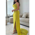 Robe de bal chic et élégante à épaules dénudées, sans manches, froncée et fendue