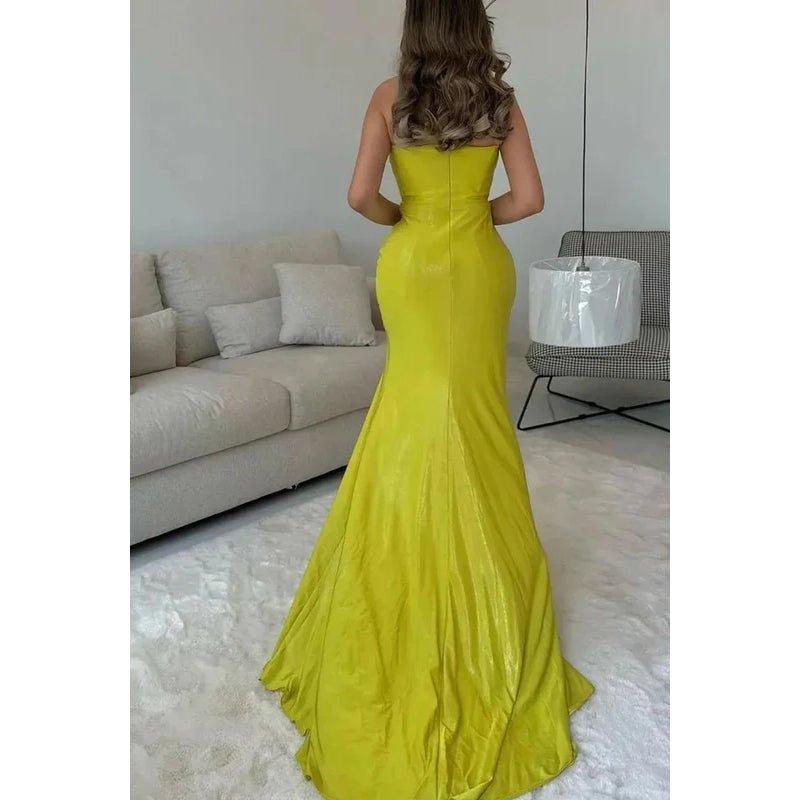 Robe de bal chic et élégante à épaules dénudées, sans manches, froncée et fendue