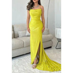 Robe de bal chic et élégante à épaules dénudées, sans manches, froncée et fendue