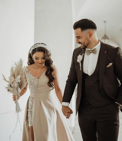 Elegante vestido de fiesta largo hasta el suelo, escote corazón, sin mangas, corte en A, con lentejuelas y abertura.