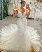 Robe de mariée sirène chic, longue jusqu'au sol, col en V, bretelles spaghetti, sans manches, traîne chapelle. Élégante robe de mariée sirène avec décolleté chapelle et traîne chapelle.