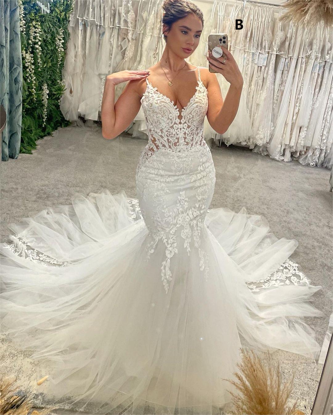 Robe de mariée sirène chic, longue jusqu'au sol, col en V, bretelles spaghetti, sans manches, traîne chapelle. Élégante robe de mariée sirène avec décolleté chapelle et traîne chapelle.
