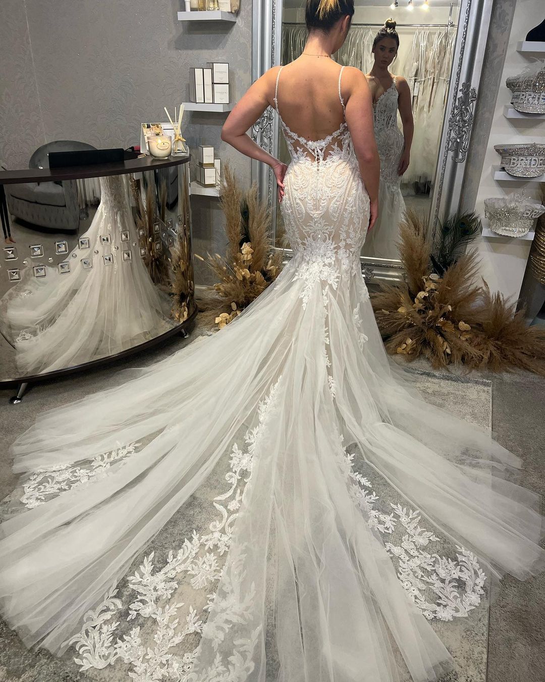 Robe de mariée sirène chic, longue jusqu'au sol, col en V, bretelles spaghetti, sans manches, traîne chapelle. Élégante robe de mariée sirène avec décolleté chapelle et traîne chapelle.