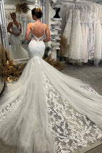 Robe de mariée sirène chic, longue jusqu'au sol, col en V, bretelles spaghetti, sans manches, traîne chapelle. Élégante robe de mariée sirène avec décolleté chapelle et traîne chapelle.