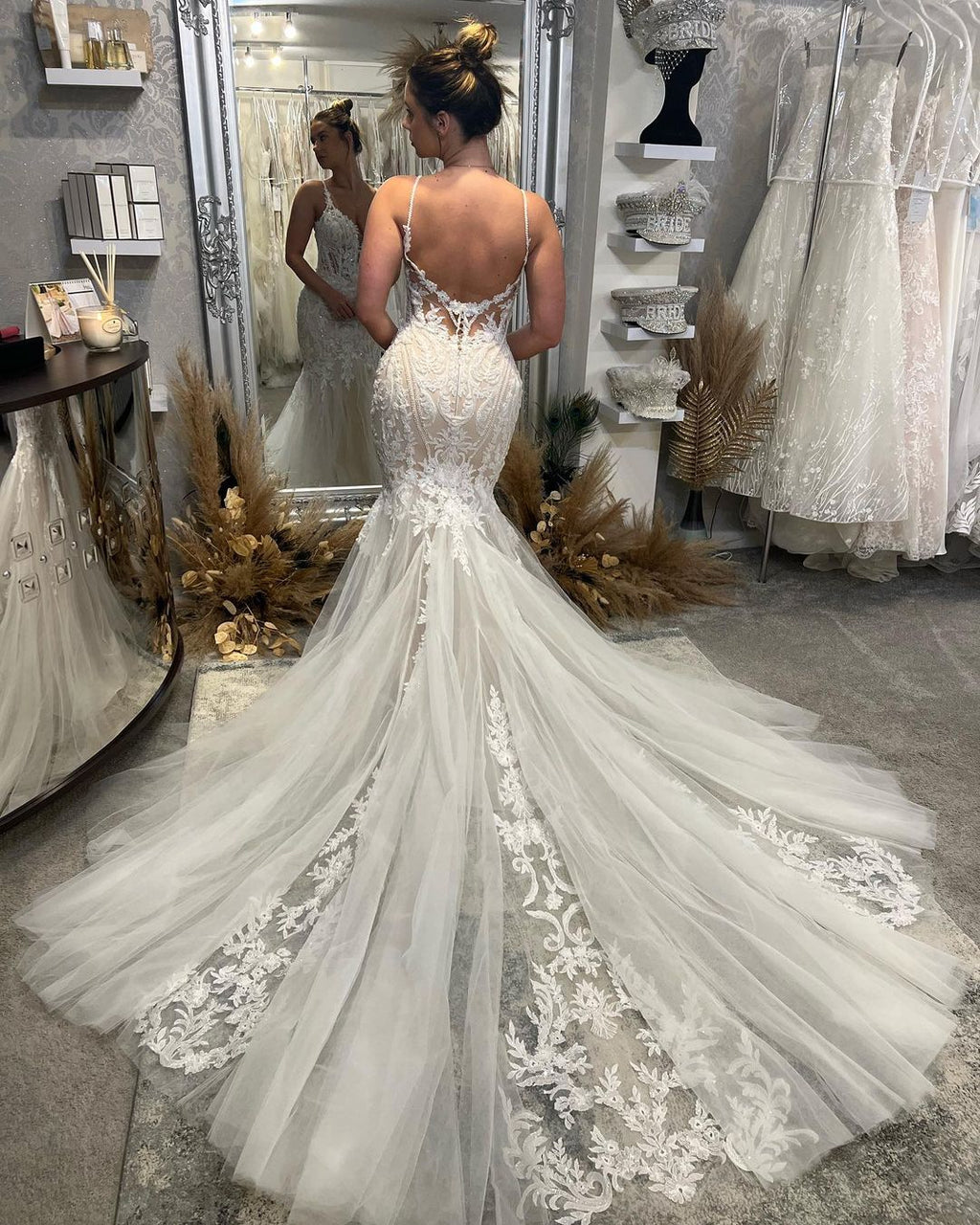 Robe de mariée sirène chic, longue jusqu'au sol, col en V, bretelles spaghetti, sans manches, traîne chapelle. Élégante robe de mariée sirène avec décolleté chapelle et traîne chapelle.