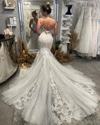 Robe de mariée sirène chic, longue jusqu'au sol, col en V, bretelles spaghetti, sans manches, traîne chapelle. Élégante robe de mariée sirène avec décolleté chapelle et traîne chapelle.