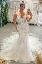 Robe de mariée sirène chic, longue jusqu'au sol, col en V, bretelles spaghetti, sans manches, traîne chapelle. Élégante robe de mariée sirène avec décolleté chapelle et traîne chapelle.