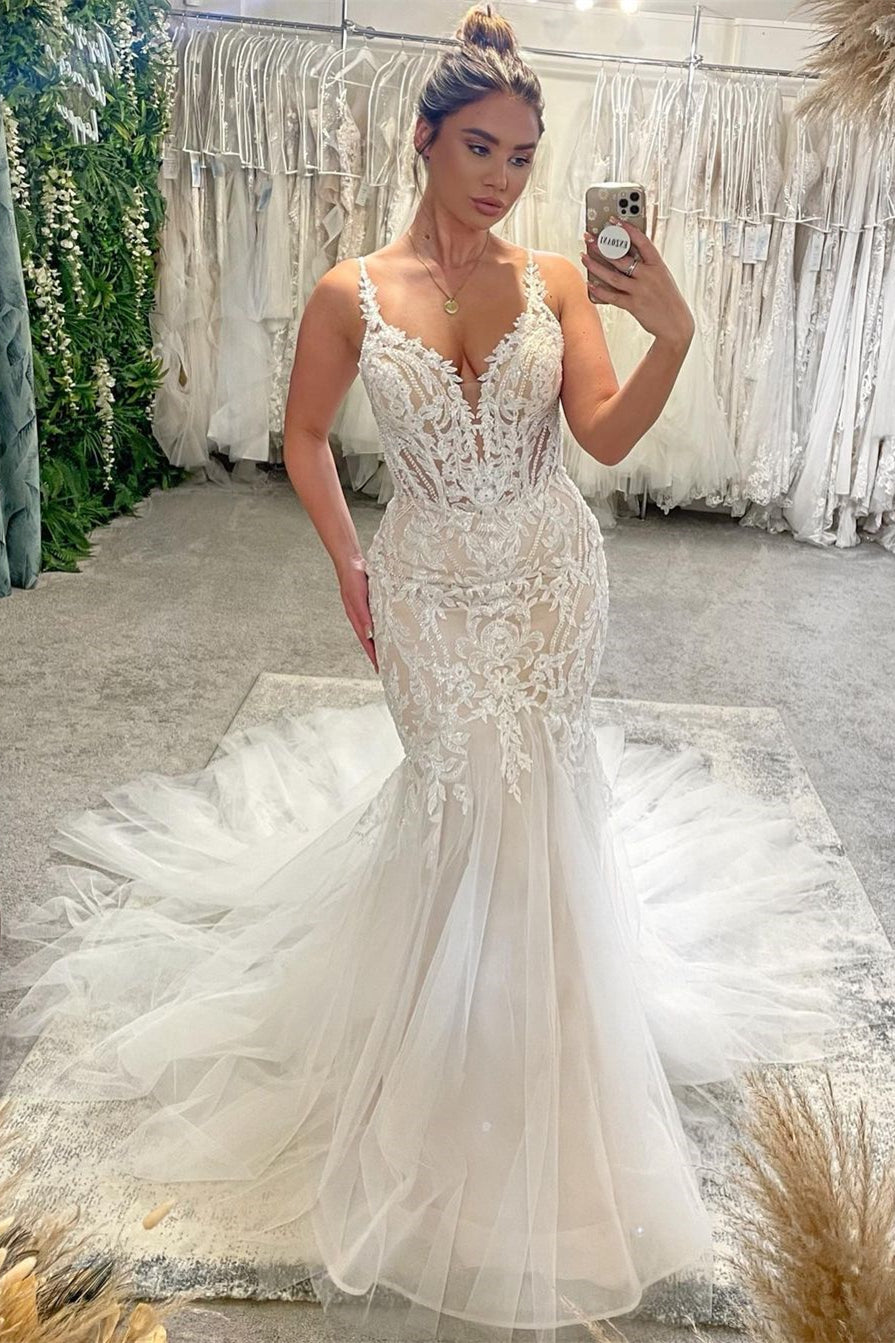 Robe de mariée sirène chic, longue jusqu'au sol, col en V, bretelles spaghetti, sans manches, traîne chapelle. Élégante robe de mariée sirène avec décolleté chapelle et traîne chapelle.