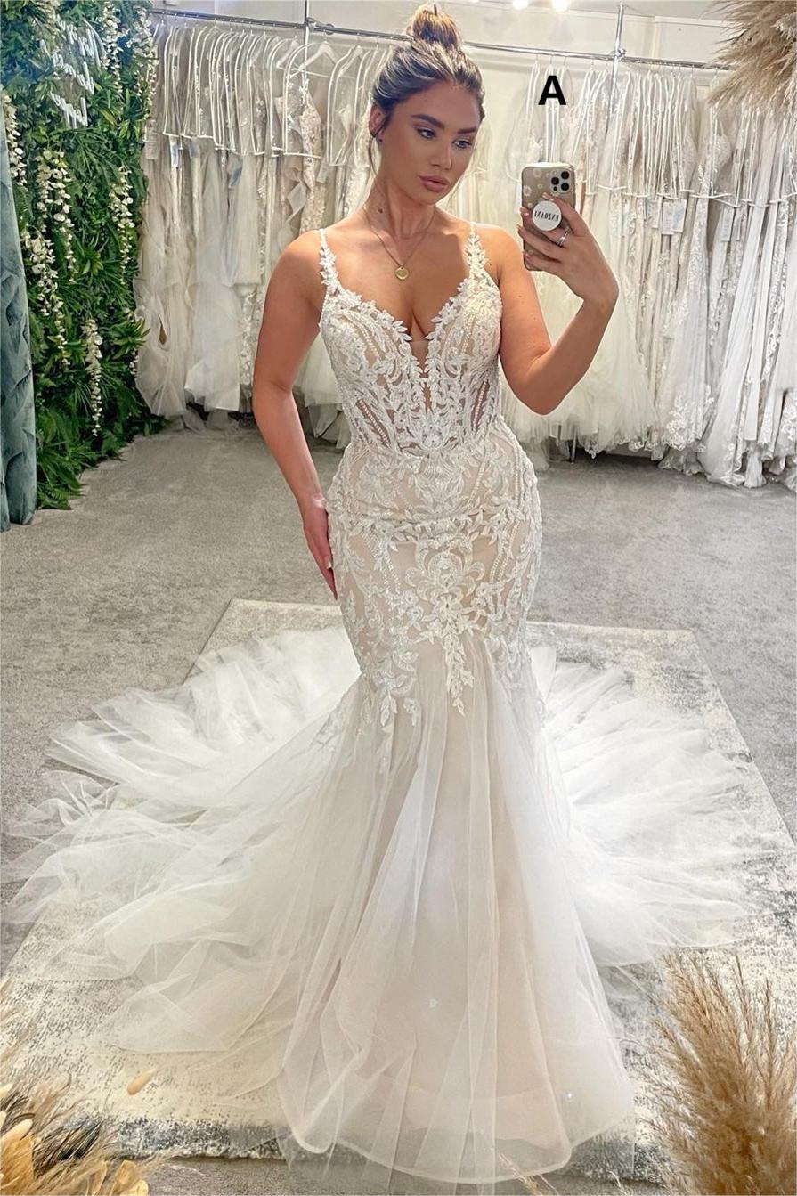 Robe de mariée sirène chic, longue jusqu'au sol, col en V, bretelles spaghetti, sans manches, traîne chapelle. Élégante robe de mariée sirène avec décolleté chapelle et traîne chapelle.