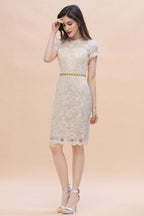 Vestido de madrina de la novia con elegantes joyas, tul, encaje y pedrería, manga corta, disponible en línea.