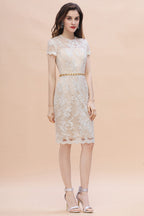 Vestido de madrina de la novia con elegantes joyas, tul, encaje y pedrería, manga corta, disponible en línea.