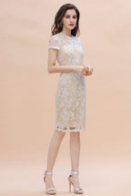 Vestido de madrina de la novia con elegantes joyas, tul, encaje y pedrería, manga corta, disponible en línea.