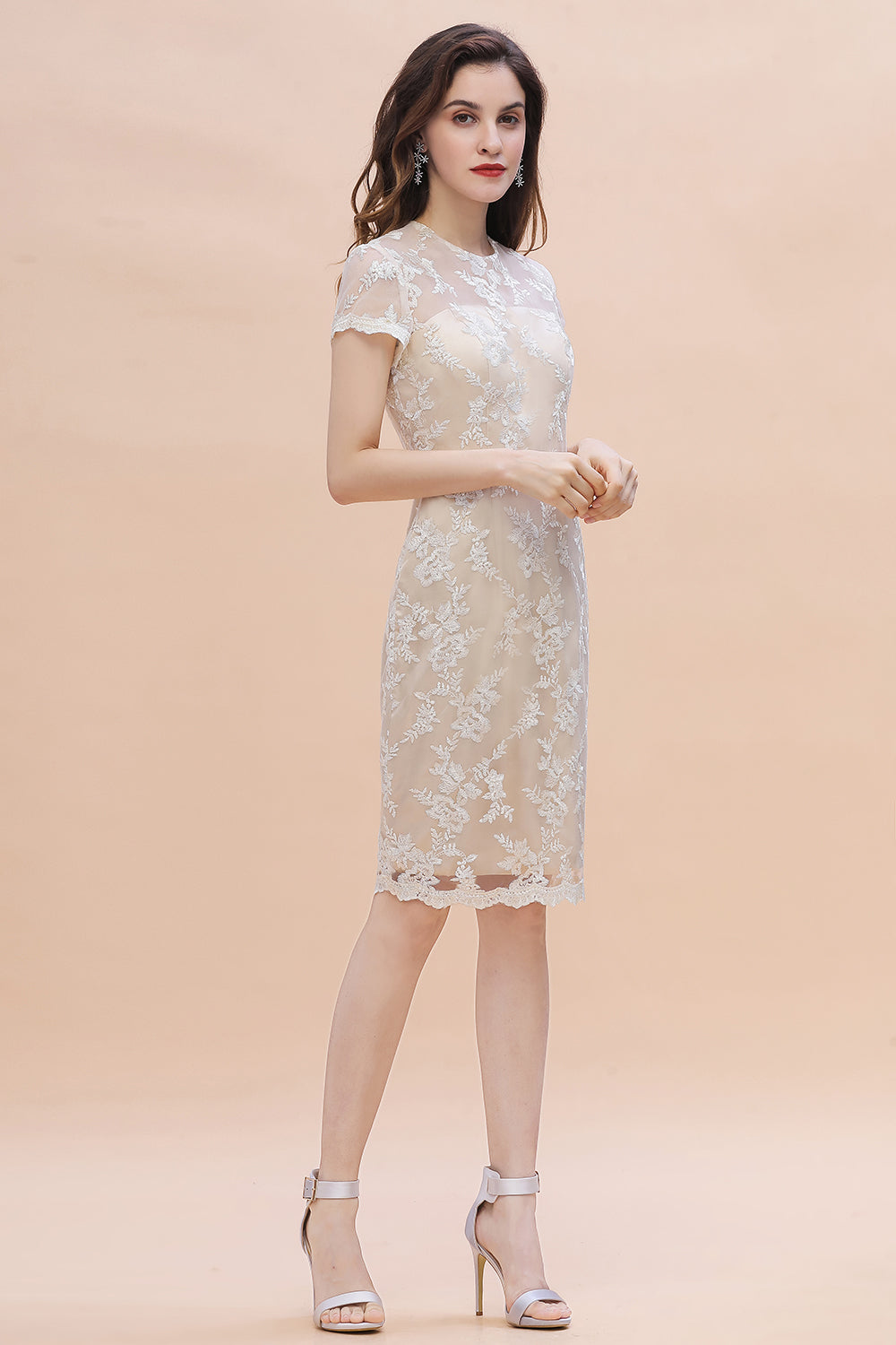 Vestido de madrina de la novia con elegantes joyas, tul, encaje y pedrería, manga corta, disponible en línea.