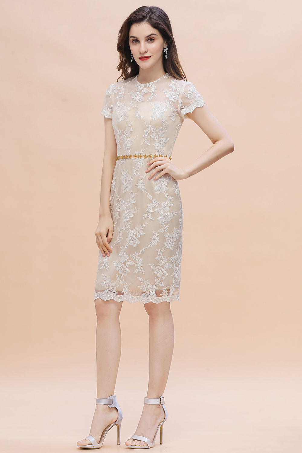 Vestido de madrina de la novia con elegantes joyas, tul, encaje y pedrería, manga corta, disponible en línea.