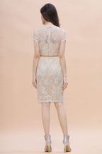 Vestido de madrina de la novia con elegantes joyas, tul, encaje y pedrería, manga corta, disponible en línea.