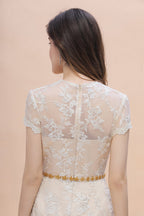 Vestido de madrina de la novia con elegantes joyas, tul, encaje y pedrería, manga corta, disponible en línea.