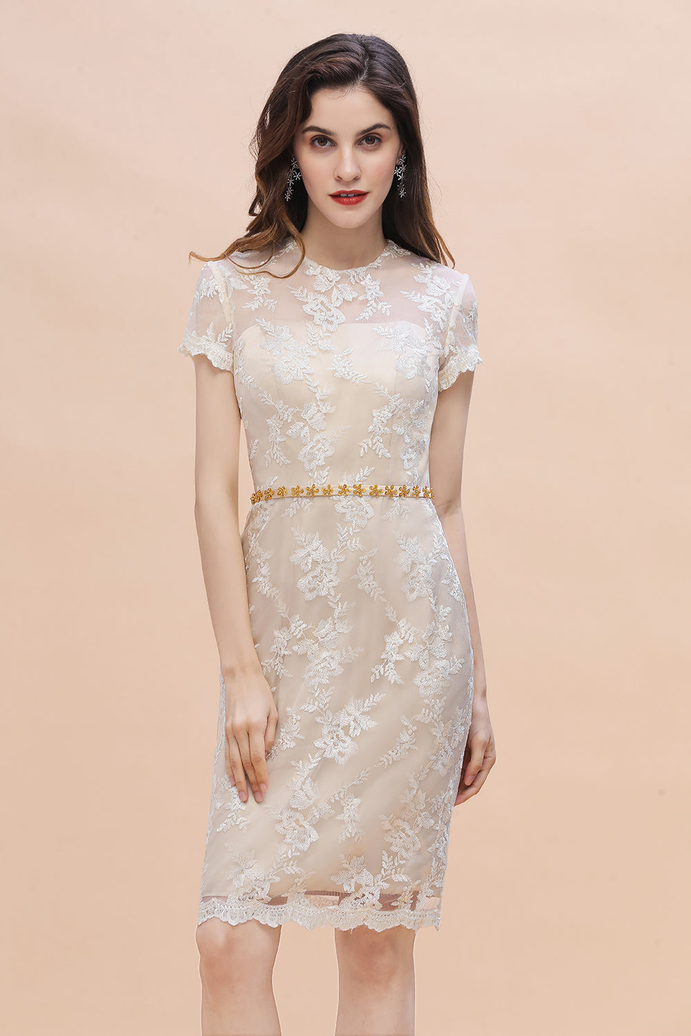 Vestido de madrina de la novia con elegantes joyas, tul, encaje y pedrería, manga corta, disponible en línea.