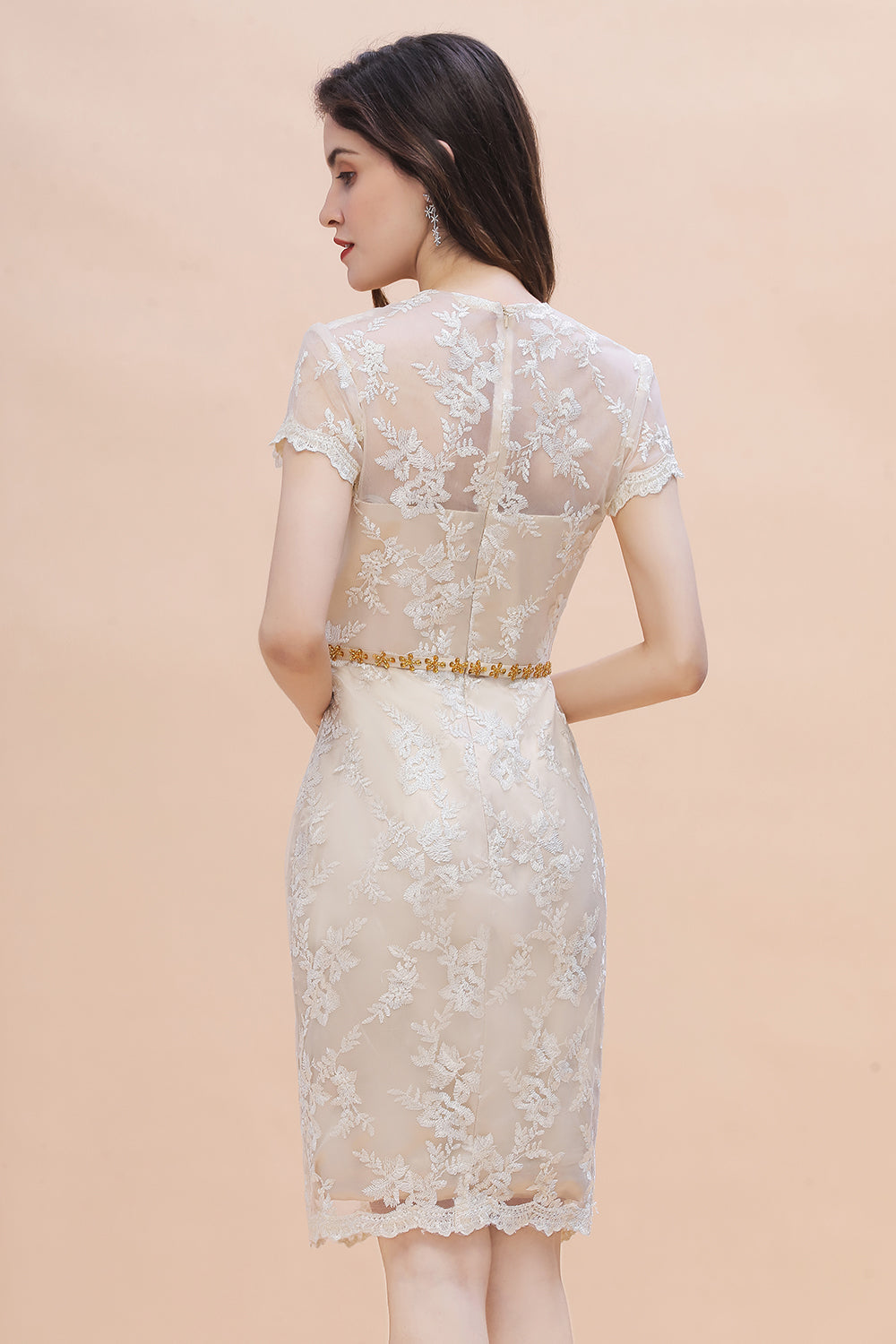 Vestido de madrina de la novia con elegantes joyas, tul, encaje y pedrería, manga corta, disponible en línea.