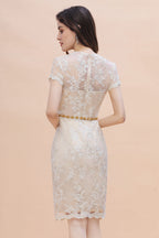 Vestido de madrina de la novia con elegantes joyas, tul, encaje y pedrería, manga corta, disponible en línea.