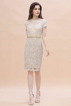 Vestido de madrina de la novia con elegantes joyas, tul, encaje y pedrería, manga corta, disponible en línea.