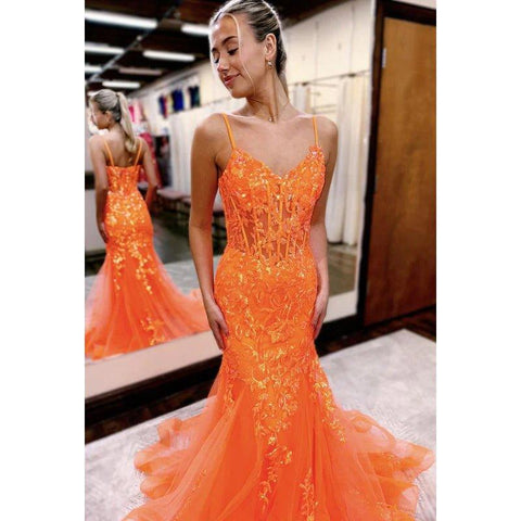 Robe de soirée sirène chic en dentelle avec appliques et bretelles à col en V