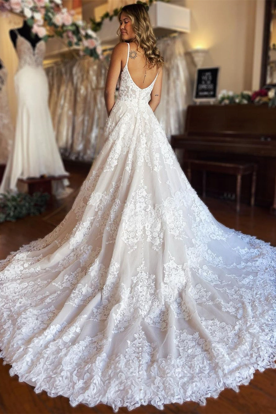 Robe de mariée chic en dentelle, longue, coupe trapèze, bretelles spaghetti et fente.