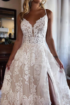 Robe de mariée chic en dentelle, longue, coupe trapèze, bretelles spaghetti et fente.