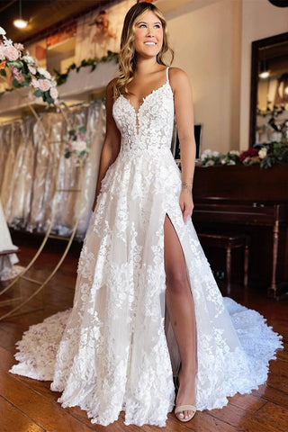 Elegante vestido de novia largo de corte A, tirantes finos, encaje y abertura.