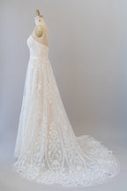 Robe de mariée chic longue en tulle à bretelles spaghetti et décolleté en cœur, ornée d'appliqués, coupe trapèze et bustier cœur