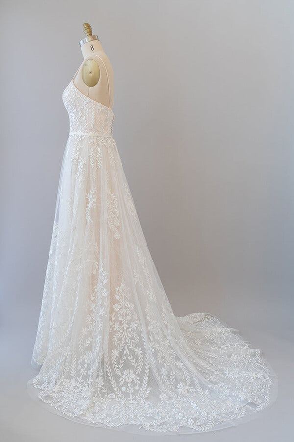 Robe de mariée chic longue en tulle à bretelles spaghetti et décolleté en cœur, ornée d'appliqués, coupe trapèze et bustier cœur