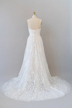 Robe de mariée chic longue en tulle à bretelles spaghetti et décolleté en cœur, ornée d'appliqués, coupe trapèze et bustier cœur