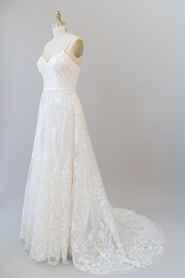 Robe de mariée chic longue en tulle à bretelles spaghetti et décolleté en cœur, ornée d'appliqués, coupe trapèze et bustier cœur