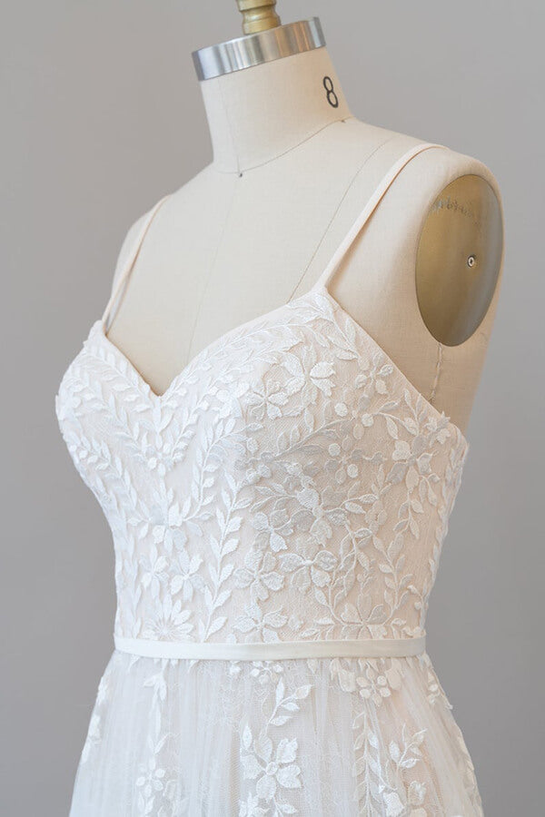 Robe de mariée chic longue en tulle à bretelles spaghetti et décolleté en cœur, ornée d'appliqués, coupe trapèze et bustier cœur