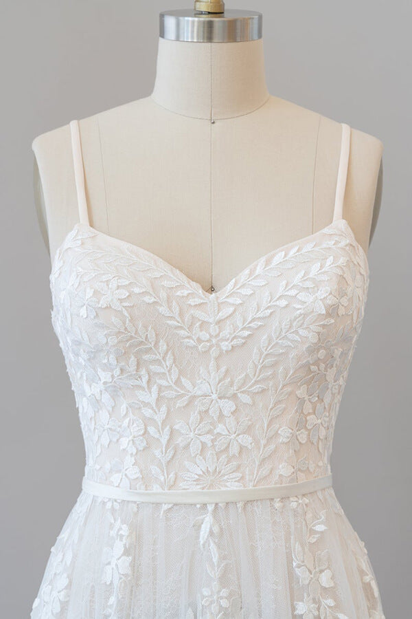 Robe de mariée chic longue en tulle à bretelles spaghetti et décolleté en cœur, ornée d'appliqués, coupe trapèze et bustier cœur