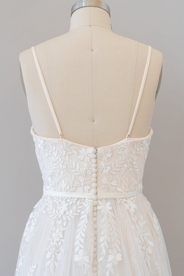 Robe de mariée chic longue en tulle à bretelles spaghetti et décolleté en cœur, ornée d'appliqués, coupe trapèze et bustier cœur