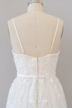 Robe de mariée chic longue en tulle à bretelles spaghetti et décolleté en cœur, ornée d'appliqués, coupe trapèze et bustier cœur