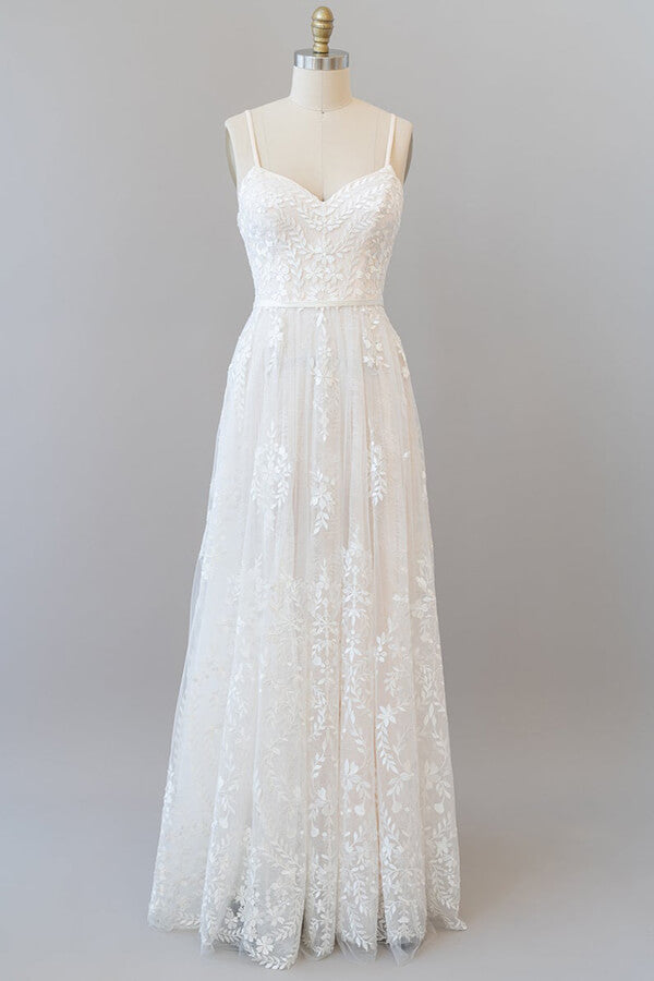 Robe de mariée chic longue en tulle à bretelles spaghetti et décolleté en cœur, ornée d'appliqués, coupe trapèze et bustier cœur