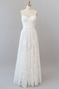 Robe de mariée chic longue en tulle à bretelles spaghetti et décolleté en cœur, ornée d'appliqués, coupe trapèze et bustier cœur