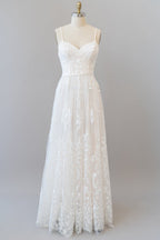 Robe de mariée chic longue en tulle à bretelles spaghetti et décolleté en cœur, ornée d'appliqués, coupe trapèze et bustier cœur