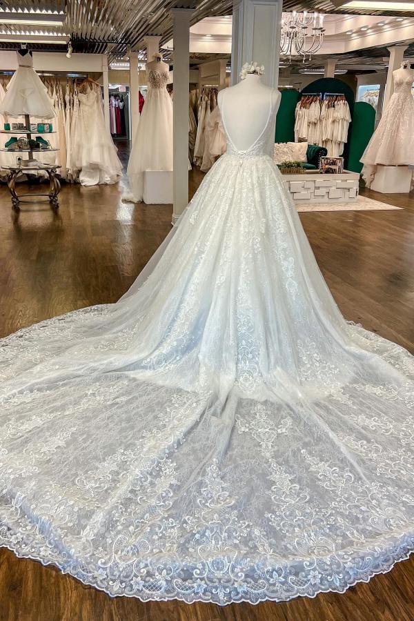 Robes de mariée chics longues en dentelle florale, col en V et dos nu, coupe trapèze, col en V.