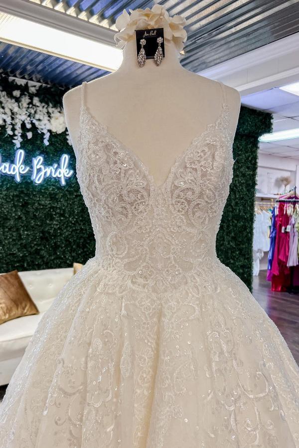 Robes de mariée chics longues en dentelle florale, col en V et dos nu, coupe trapèze, col en V.