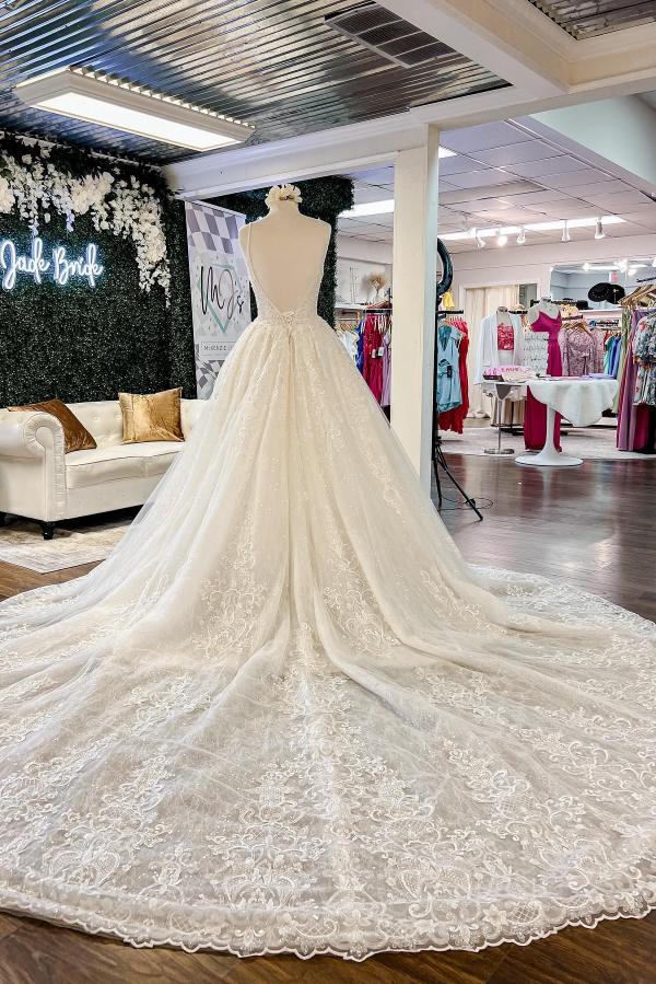 Robes de mariée chics longues en dentelle florale, col en V et dos nu, coupe trapèze, col en V.