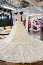 Robes de mariée chics longues en dentelle florale, col en V et dos nu, coupe trapèze, col en V.